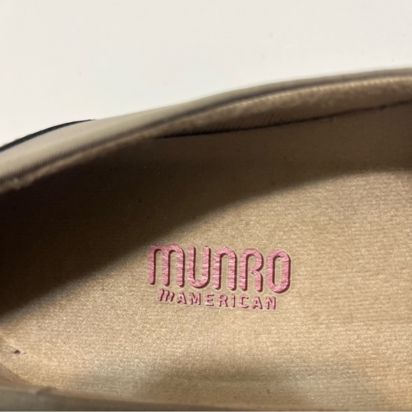 Munro American Women’s Travelor Slip-On Flats. Size: 9M. Loafers. Color:Tan/Gray - Picture 10 of 14